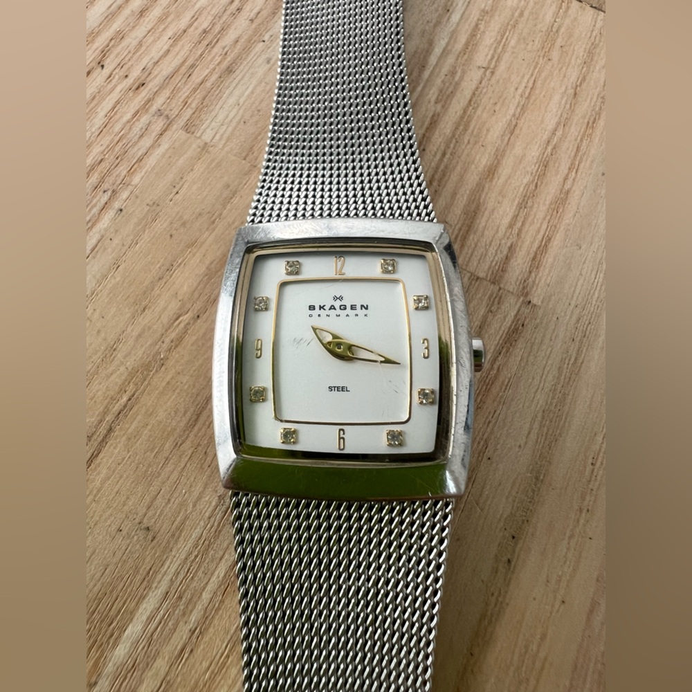 Skagen ladies rectangular silver tone watch NEW BATTERY